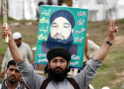 A Pakistani Muslim salutes Ghazi (“Hero”) Mumtaz Qadri