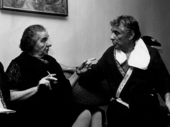 Leonard Bernstein con el primer ministro israelí Golda Meir