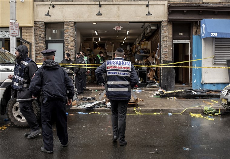 NBC新闻标题：11年2019月XNUMX日，在新泽西州泽西市的一家犹太超市发生枪击事件时，一个犹太东正教紧急响应小组的成员与警察一起工作。
