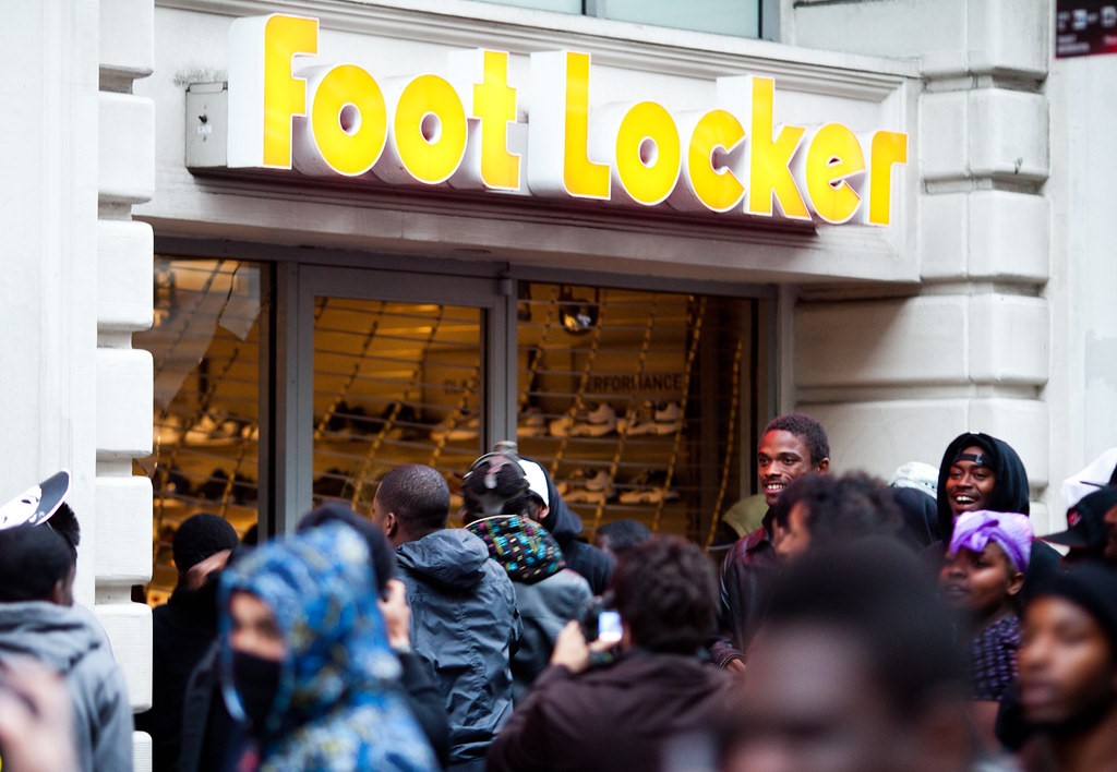 伦敦骚乱，2011 年：运动鞋长期以来一直为非洲人展示情绪疗愈特性