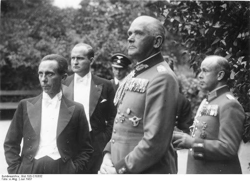 约瑟夫·戈培尔 (Joseph Goebbels) 于 1937 年参加拜罗伊特音乐节