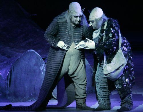 维克多·切尔诺莫尔采夫（左）在 2006 年在奥兰治县表演艺术中心演出的瓦格纳的《齐格弗里德》的基洛夫歌剧院演出中饰演阿尔贝里希和瓦斯里·戈尔什科夫。