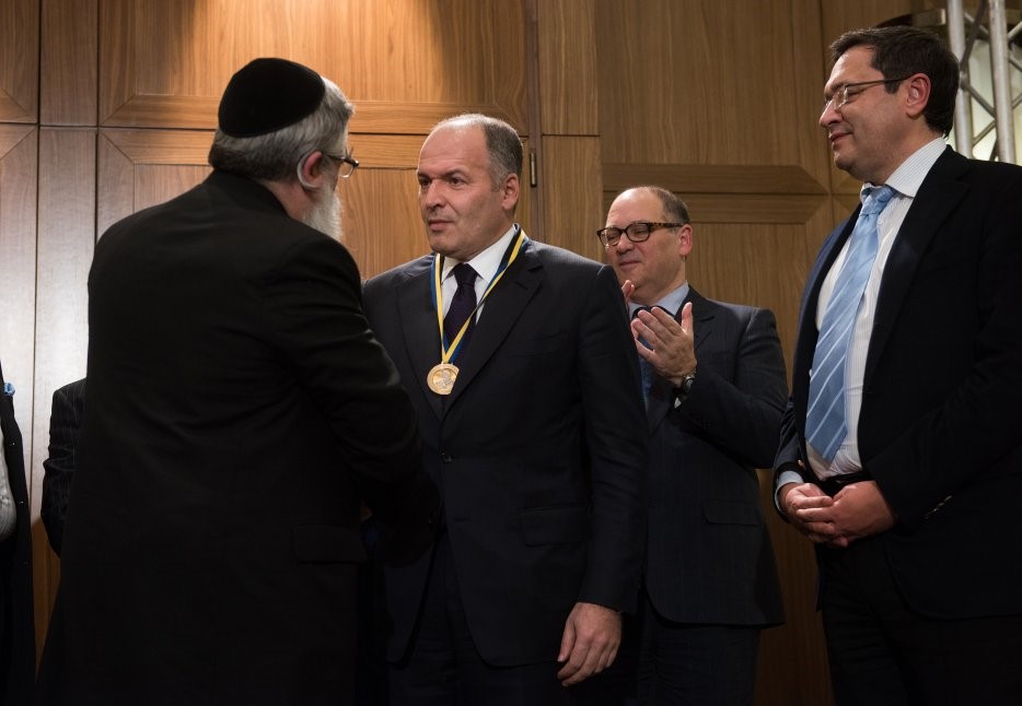 Victor Pinchuk receives an award from Rabbi Yaakov Dov Bleich