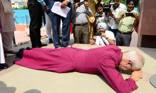 坎特伯雷大主教贾斯汀·韦尔比 (Justin Welby) 躺在贾利安瓦拉·巴格 (Jallianwala Bagh) 纪念碑的地上。 照片：纳林德纳努/法新社/盖蒂图片社