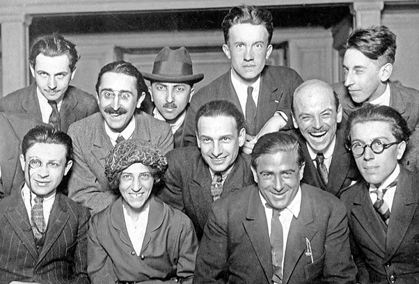 1920 年，Tzara（左下）与其他达达艺术家在巴黎